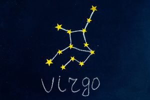 Sternzeichen im September, die Jungfrau skizziert am Himmel. Das Tierkreiszeichen Vizgo.