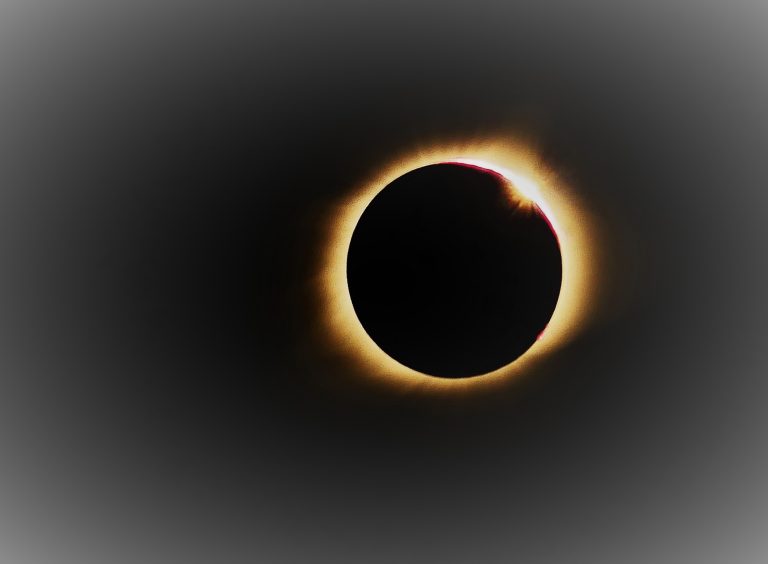 Eine Sonnenfinsternis, während der der Mond vor der Sonne steht und diese nur wie ein Ring aus Feuer zu sehen ist.