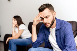 Bindungsangst kann ein Paar ganz schön in Verzweiflung stürzen lassen und sorgt für Distanz und Ärger.